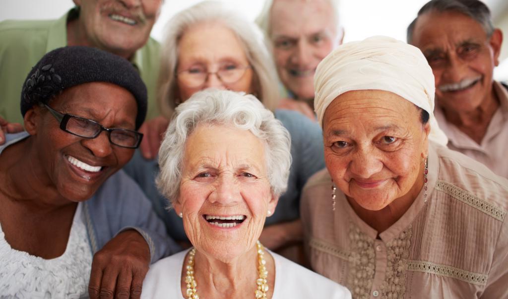 一群老人在养老院一起微笑.